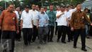 Wapres RI Jusuf Kalla, Menpora Imam Nahrawi dan Menteri PU dan PR,  Basuki Hadimuljono saat mengunjungi proyek Pusat Pendidikan, Pelatihan, dan Sekolah Olahraga Nasional (P3SON), di Hambalang, Sentul, Jawa Barat, Minggu (4/9). (Liputan6.com/Helmi Afandi)