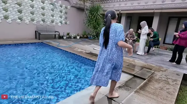 4. Ornamen Dinding Batu Alam Bermotif Geometris yang Kokoh