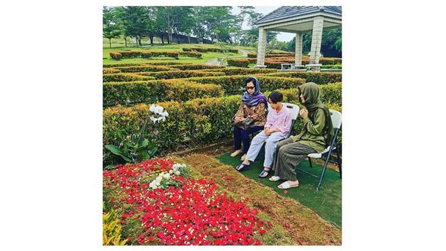 7 Potret BCL Kembali Ziarah ke Makam Ashraf Setelah Manggung, Tetap Tegar