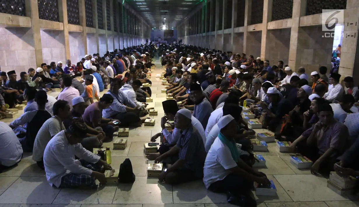 Ribuan umat muslim menunggu buka puasa di Masjid Istiqlal, Jakarta, Kamis (17/5). Panitia menyediakan 3.500 paket makanan untuk buka puasa bersama. (Liputan6.com/Arya Manggala)