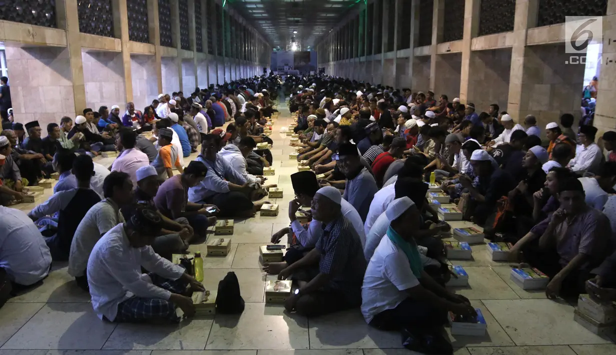Ribuan umat muslim menunggu buka puasa di Masjid Istiqlal, Jakarta, Kamis (17/5). Panitia menyediakan 3.500 paket makanan untuk buka puasa bersama. (Liputan6.com/Arya Manggala)