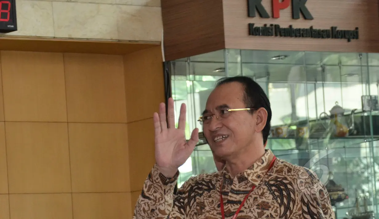 Mantan Menag Suryadharma Ali atau SDA melambaikan tangan saat mendatangi Gedung KPK, Jakarta, Jumat (10/4/2015). SDA akan diperiksa sebagai tersangka kasus dugaan korupsi penyelenggaraan haji di Kementerian Agama 2012-2013. (Liputan6.com/Herman Zakharia)