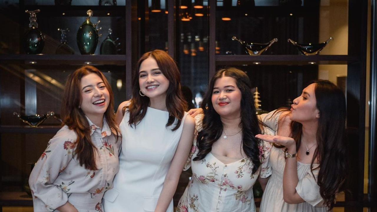 Rizkina Nazar menulis caption foto yang menggambarkan kedekatan mereka. Kakak dari Rizki Nazar ini memanggil Syifa Hadju dengan sebutan 'Sis'.