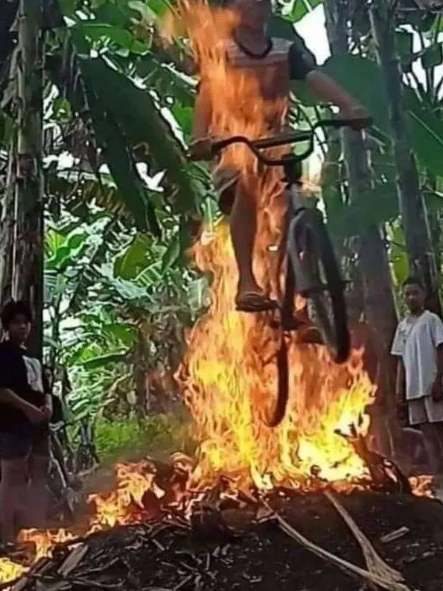 Sambil Atraksi, Ini 7 Potret Nyeleneh Orang saat Naik Sepeda Kocak