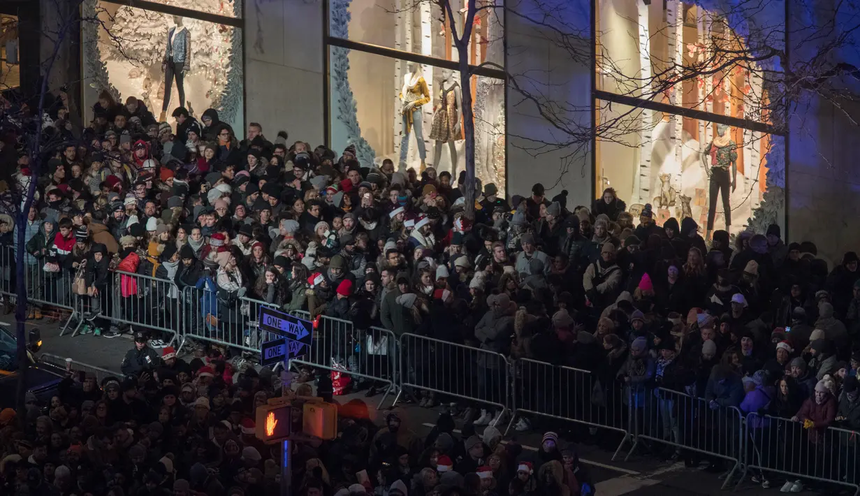 Warga berkumpul untuk menyaksikan upacara tahunan ke-86 penyalaan pohon Natal Rockefeller Center di 50th Street, New York, AS, Rabu (28/11). Pohon yang dipakai merupakan cemara spruce Norwegia setinggi 22 meter dan berat 12 ton. (AP Photo/Mary Altaffer)