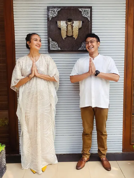 "Ini memang jalan Tuhan kali ya. Saya memang dari dulu sudah mengidolakan dia, terus ternyata Tuhan menjawab pertanyaan saya dengan memberikan dia (Nadine) di dalam hidup saya," kata Dimas Anggara. (Instagram/nadinelist)