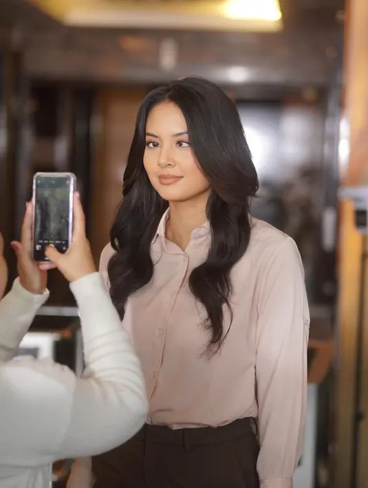 <p>Aurelie tersenyum tipis sambil dengan pandangan kedua matanya yang ia arahkan ke tengah. Dalam series terbarunya, ternyata perempuan kelahiran Belgia tersebut perlu melakukan perubahan pada model rambutnya selama syuting. (Instagram/@aurelie)</p>