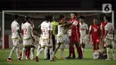 Pemain Persija Jakarta terlibat adu mulut dengan pemain PSM Makassar dalam pertandingan semifinal leg kedua Piala Menpora 2021 di Stadion Manahan, Solo, Minggu (18/4/2021). (Bola.com/Ikhwan Yanuar)