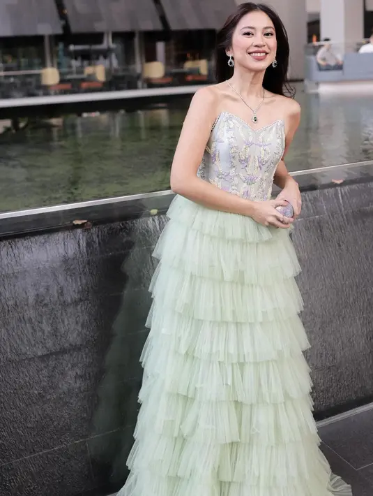 Penampilan tak kalah memukau dari Tyna Dwi Jayanti mengenakan sebuah dress berwarna hijau. Dress ini terdiri dari atasan bustier dengan detail aksen yang cantik dan rok tutu panjang dan bertingkat berwarna hijau pastel yang lembut. [Foto: Instagram/tynadwijayanti]