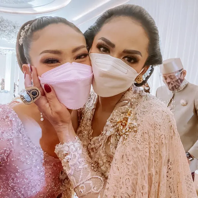 Foto yang diunggah Ayu Dewi di Instagram juga memperlihatkan tangan Krisdayanti yang memegang pipi bagian kanan ibu tiga anak tersebut (https://www.instagram.com/p/CNM93_QB62n/)