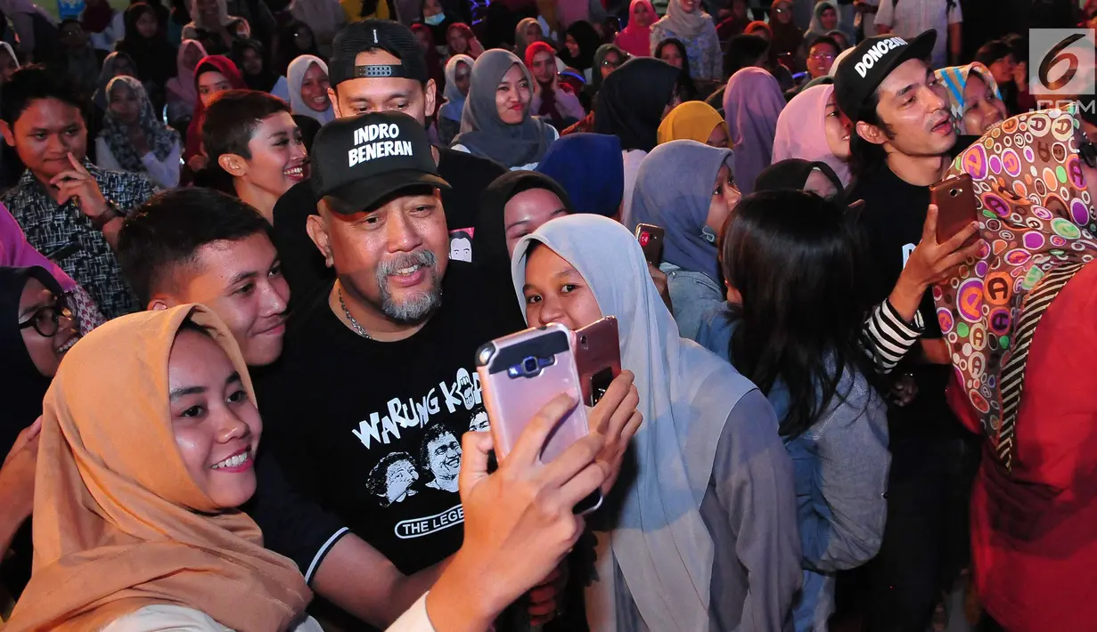 Sejumlah peserta berselfie dengan pemain Warkop DKI Reborn: Jangkrik Boss Part 2 selama acara Emtek Goes to Campus 2017 di Universitas Airlangga, Surabaya, Jatim, Rabu (13/9). (Liputan6.com/Helmi Afandi)