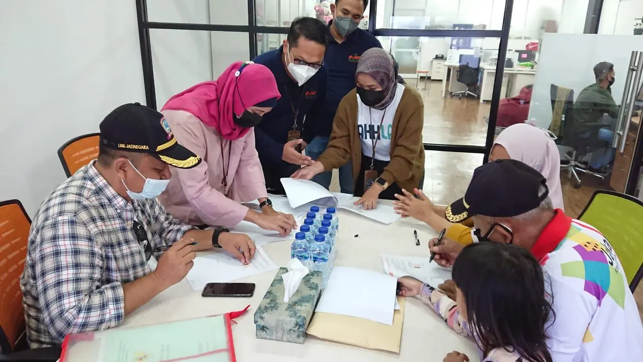 JIEP menyalurkan dana program kemitraan tahap satu kepada pelaku UMKM