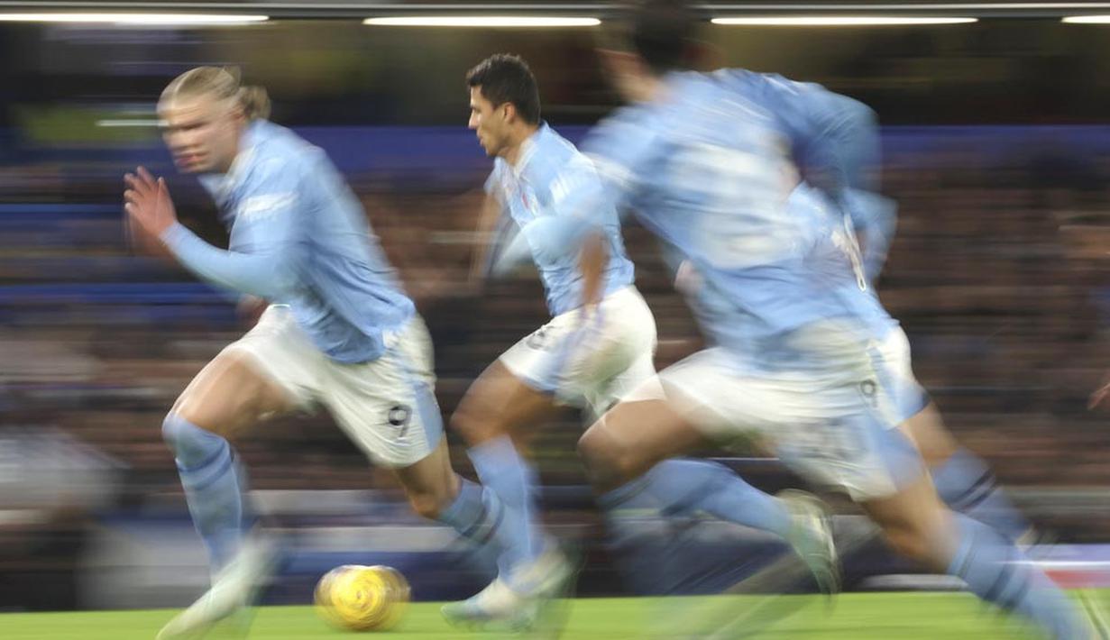 Pemain Manchester City, Erling Haaland, berlari kencang saat melawan Chelsea pada laga pekan ke-12 Premier League 2023/2024 di Stadion Stamford Bridge, Minggu (12/11/2023). City dan The Blues bermain sama kuat dengan skor 4-4. (AP Photo/Ian Walton)