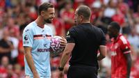 Gelandang Brentford, Jordan Henderson, tersenyum kepada wasit Peter Bankes saat bersiap mengambil penalti pada laga Liga Inggris 2025/2026 kontra Nottingham Forest di The City Ground, Nottingham, 17 Agustus 2025. (Darren Staples / AFP)