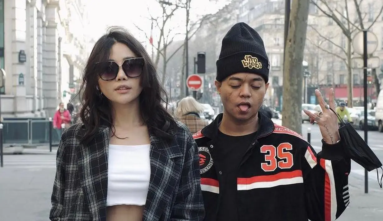 <p>Berpose bareng sang suami, Wendy tampil bergaya casual memadukan plaid blazer dengan crop top dan pants warna putih. (Instagram/wendywalters).</p>