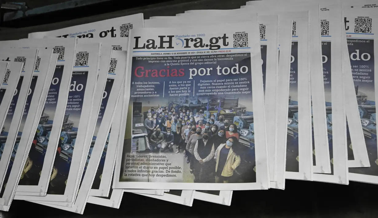 Tampilan sampul edisi cetak terakhir surat kabar La Hora di Guatemala City pada 12 November 2021. Setelah 101 tahun, surat kabar malam La Hora de Guatemala mencetak edisi terakhirnya pada hari Jumat dan nantinya hanya edisi online yang tersedia. (Johan ORDONEZ/AFP)