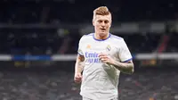 Pemain Real Madrid, Toni Kroos, saat melawan Granada FC pada laga Liga Spanyol di Stadion Santiago Bernabeu (6/2/2022). Real Madrid memboyong Toni Kroos dari Bayern Munchen dengan banderol sebesar 28,4 juta euro. (AFP/Oscar Del Pozo)