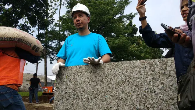Unik, Bangun Rumah Baca Dengan Bahan Daur Ulang