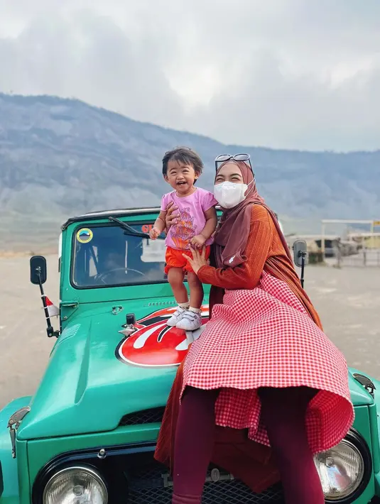 Tak ketinggalan kacamata hitam yang tidak hanya fungsional tetapi juga menambah estetika pada penampilannya. Gayanya bisa jadi inspirasi untuk kamu yang ingin ke Gunung Bromo, bagaimana menurutmu Sahabat Fimela? [@riaricis1795]
