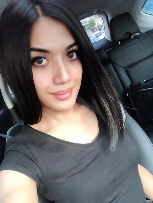 Foto-foto yang diunggah Millendaru di akun Instagramnya yang bernama Millencyrus ini terlihat parasnya yang semakin menawan dengan busana wanita. Bahkan tak jarang para pria yang tertarik dengannya. (Instagram/millencyrus)