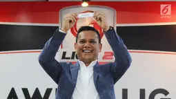 Dirut PT LIB, Berlinton Siahaan mengangkat nama tim saat pengundian babak play-off Liga 2 Indonesia di Jakarta, Senin (18/9). 16 tim akan memperebutkan posisi lima teratas yang akan bertahan di kompetisi Liga 2 Indonesia. (Liputan6.com/Helmi Fithriansyah)