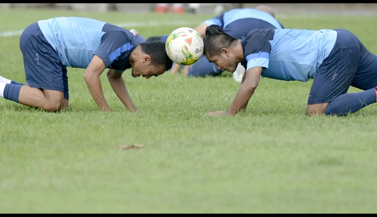 Pesepak bola timnas Indonesia Zulham Malik Zamrun (kanan) dan Muhammad Ridwan (kiri) menahan bola dengan kepalanya saat latihan di lapangan 1, komplek stadion My Dinh, Hanoi, Minggu (23/11). (ANTARA FOTO/Prasetyo Utomo)