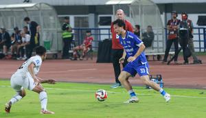 Gelandang Persib Bandung, Thom Haye, mencoba menggiring bola melewati pemain Arema FC pada lanjutan BRI Super League 2025/2026 di Stadion Gelora Bandung Lautan Api, Jumat (24/4/2026). (Bola.com/Erwin Snaz)