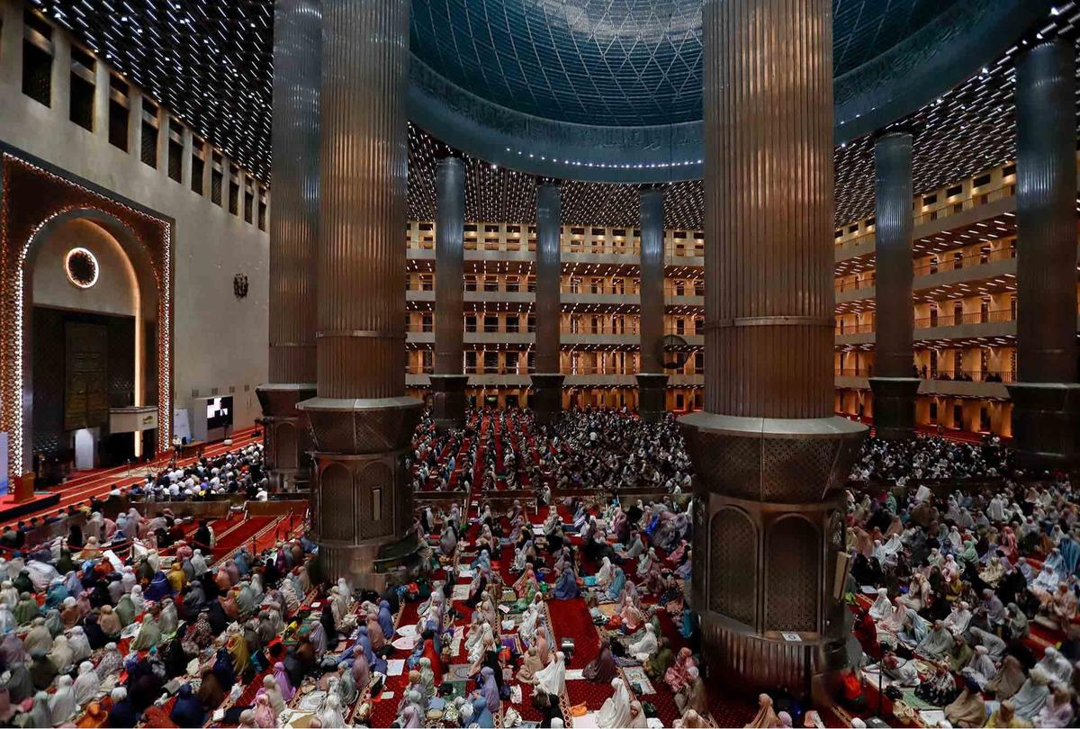 FOTO: Tarawih Pertama  di Bulan Ramadan , Ribuan Umat Islam Padati Mesjid Istiqlal
