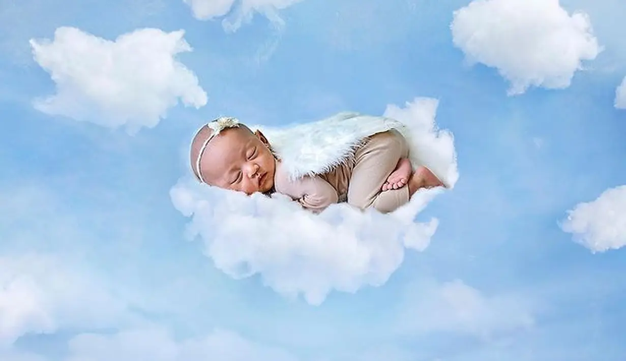 Lahirnya Moana di pernikahan Ria Ricis dan Teuku Ryan memberikan kebahagiaan tersendiri. Bagi pasangan ini, Baby Moana adalah malaikat kecil yang turun di tengah keluarga mereka. Dengan mengenakan babysuit berwarna cokelat, Baby Moana terlihat pulas tertidur di atas awan. (instagram/rittarrajagukguk)