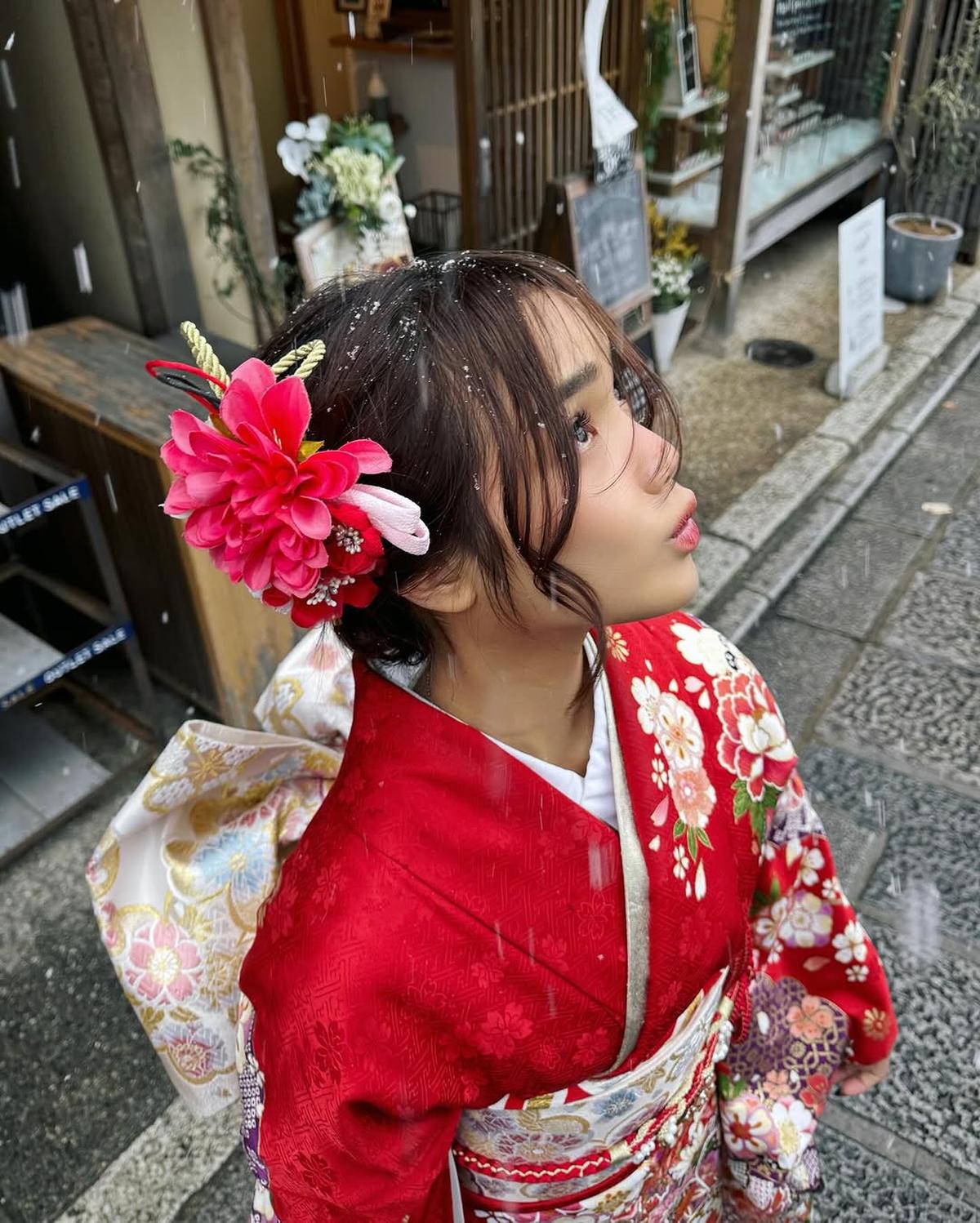 Potret Cantik Fuji Pakai Kimono Merah Saat Berlibur di Jepang, Tampil Menawan Bertabur Butiran Salju