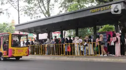 Libur panjang peringatan Isra Mi’raj dan perayaan Imlek dimanfaatkan warga untuk berkunjung ke Taman Mini Indonesia Indah (TMII). (Magang/Liputan6.com/Muhammad Rizal)