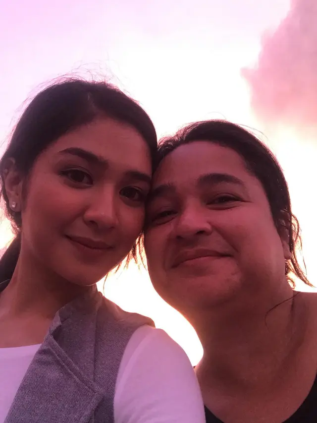Potret hangat Mikha Tambayong dengan sang ibu (Instagram/ miktambayong)