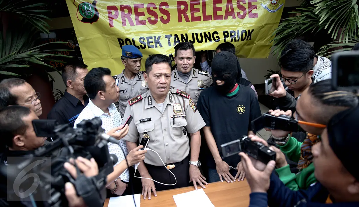 Wakapolsek Tanjung Priok, AKP Suparji (kiri) memberikan keterangan saat rilis pencabulan di Polsek Tanjung Priok, Jakarta, Selasa (7/6/2016). Syaifulloh alias Ipul (22) mencabuli Anak kelas 6 SD Dara 12 tahun. (Liputan6.com/Faizal Fanani)