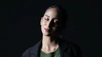 Setelah sukses membintangi Woman From Rote Island, Sallum Ratu jadi ibu hamil 8 bulan dalam film horor Tumbal Darah karya sineas Chales Gozali.