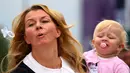 Seorang wanita menyemburkan dot saat Kejuaraan Dunia Sembur Dot di Frankfurt, Jerman, Sabtu (17/9). Bagi peserta yang dapat menyemburkan dot paling jauh akan keluar sebagai pemenang dalam lomba unik ini. (REUTERS/Kai Pfaffenbach)