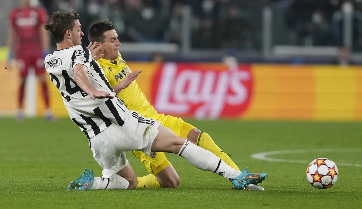 Bek Juventus, Daniele Rugani (kiri) berebut bola dengan pemain Villarreal, Giovani Lo Celso pada pertandingan leg kedua babak 16 besar Liga Champions di Allianz Stadium, Turi, Italia, Kamis (17/3/2022).  Juventus kalah atas Villarreal 0-3. (AP Photo/Antonio Calanni)