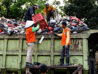 Sejumlah pekerja memindahkan sampah ke truk pengangkut di Transit Pembuangan Sampah, Lenteng Agung, Jakarta, Rabu (19/8/2015). Setiap hari sampah yang diangkut dari Kecamatan Jagakarsa mencapai kisaran 94 ton. (Liputan6.com/Yoppy Renato)