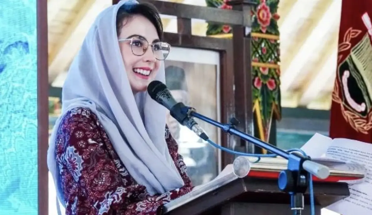 <p>Arumi berhasil hadirkan kerudung sederhana untuk jadikan tapilannya istimewa. Dengan paduan baju yang didominasi batik, ia juga memberikan sentuhan segar melalui makeup yang terlihat fresh. [Foto: Instagram/ Arumi Bachsin]</p>