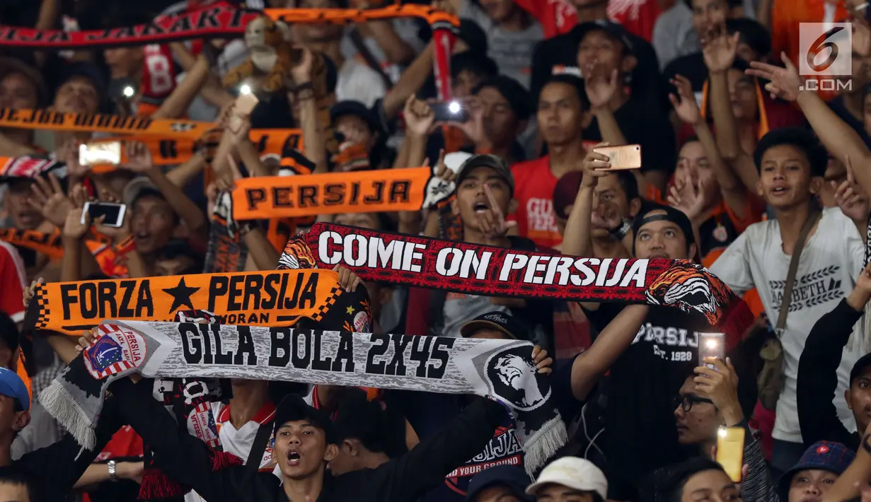 Suporter tim Macan Kemayoran bersorak menyaksikan kemenangan Persija atas Johor Darul Takzim pada lanjutan penyisihan Grup H Piala Asia 2018 di Stadion GBK, Jakarta, Selasa (10/4). Persija menang telak 4-0. (Liputan6.com/Helmi Fithriansyah)