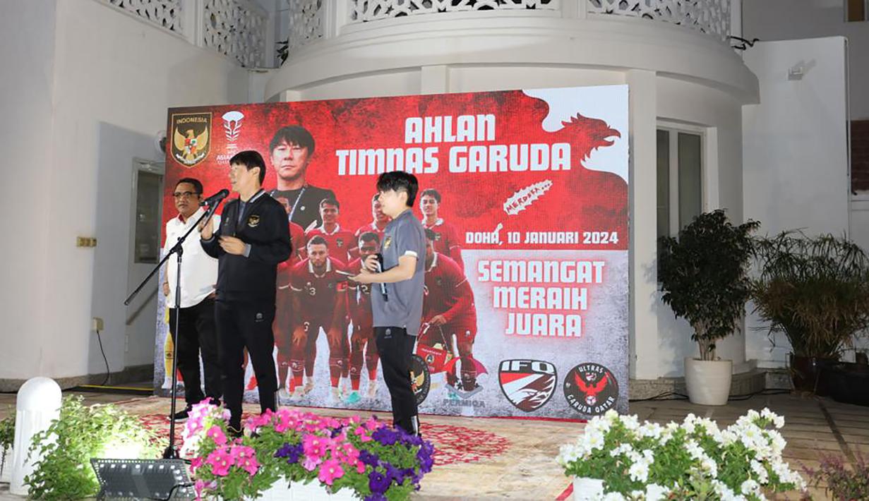 Pelatih Timnas Indonesia, Shin Tae-yong memberikan sambutan di sela acara jamuan makan malam Timnas Indonesia yang akan Berlaga di Piala Asia 2023 yang diselenggarakan KBRI Qatar bersama perwakilan WNI di Wisma Duta, Doha, Qatar, Rabu (10/1/2024) malam waktu setempat. (Dok. Kedubes RI Qatar)