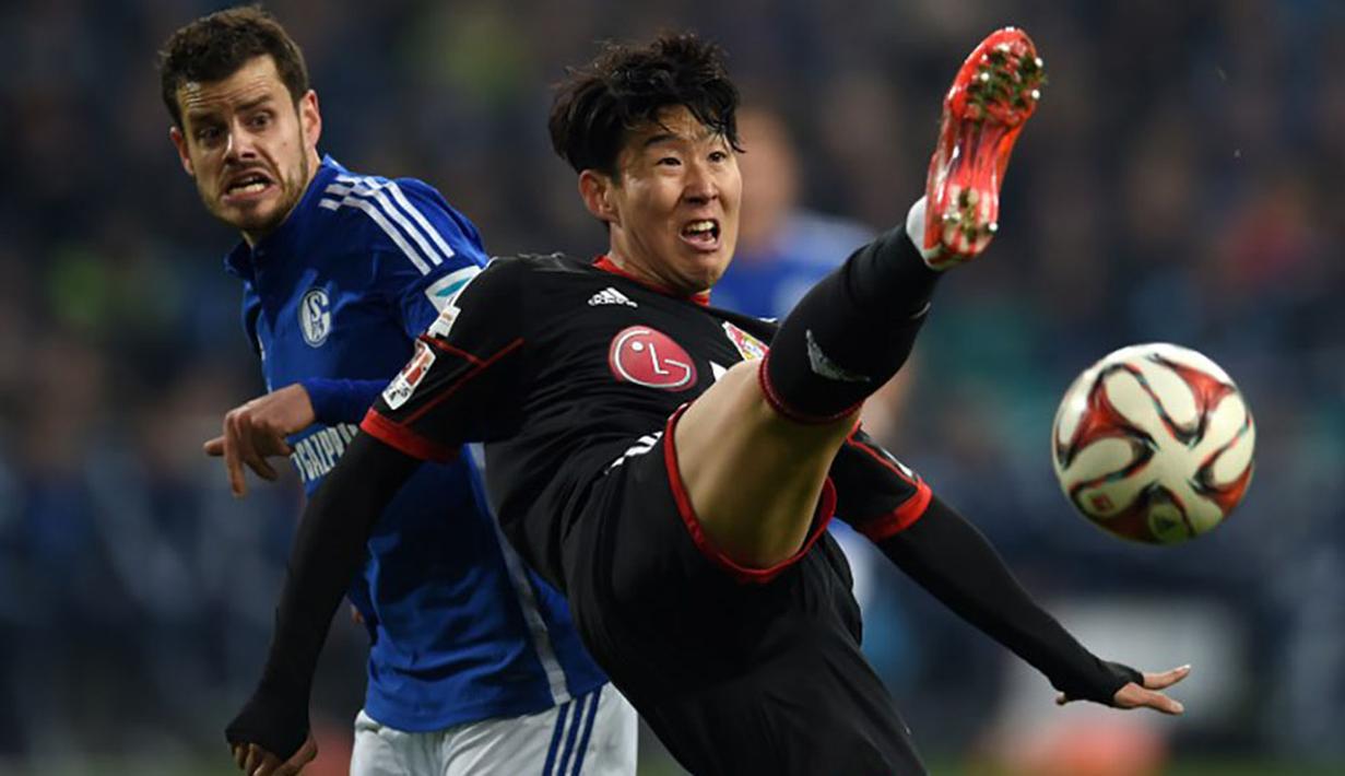 Heung Min Son melakukan tendangan salto pada laga Bundesliga di Gelsenkirchen, Sabtu (21/3/2015). Heung Min Son merupakan pemain asia termahal sepanjang sejarah. (AFP Photo/Patrik Stollarz)