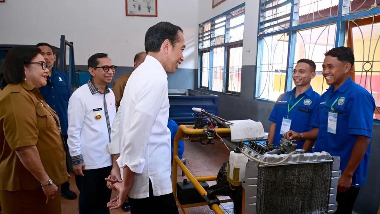 Jokowi juga berpesan agar para siswa dapat terus belajar dengan baik dan berhati-hati saat melaksanakan praktik pembelajaran.<br>