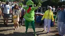 Pengunjung festival menghadiri festival Glastonbury Hari ke-2 di desa Pilton di Somerset, barat daya Inggris, pada 22 Juni 2023. Festival berlangsung dari 21 Juni hingga 26 Juni. (Photo by Oli SCARFF / AFP)