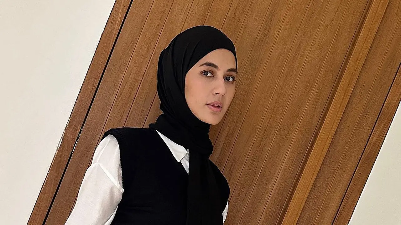 6 Gaya Fashion Paula Verhoeven saat kenakan Hijab Pashmina, Selalu Pancarkan Aura Model