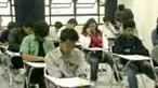 Ratusan siswa lulusan SMA secara serentak mengikuti seleksi nasional masuk perguruan tinggi negeri. Para peserta ini bersaing memperebutkan sekitar 80 ribu bangku di PTN. 