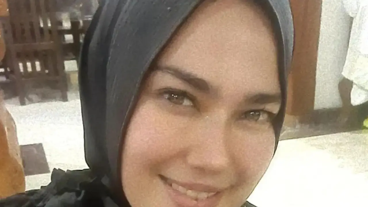 Cathrine Wilson tampil cantik berhijab