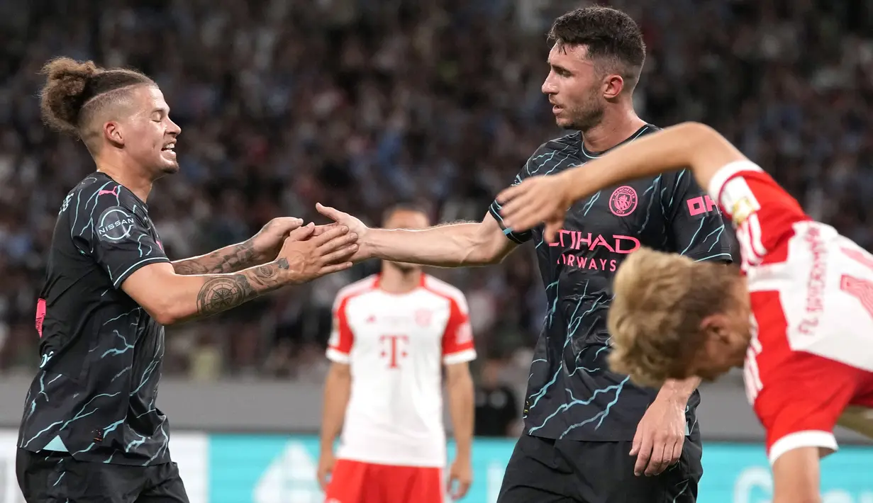 Selebrasi bek Manchester City, Aymeric Laporte (kanan) bersama Kalvin Phillips setelah mencetak gol kedua timnya ke gawang Bayern Munchen pada laga pramusim 2023/2024 bertajuk Audi Football Summit di Stadion Nasional Tokyo, Jepang, Rabu (26/7/2023) malam WIB. (AP Photo/Shuji Kajiyama)