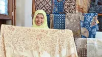 Nuri Ningsih Hidayati, pembatik muda dari Sleman, Yogyakarta. (dok. Instagram @marenggo_batik/https://www.instagram.com/p/-bFhNKmtrB/)