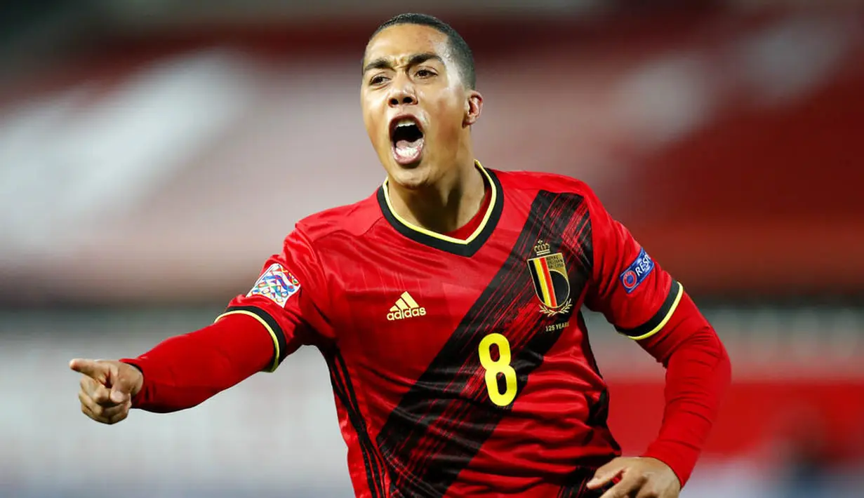 Pemain Belgia, Youri Tielemans, melakukan selebrasi usai mencetak gol ke gawang Inggris pada laga UEFA Nations League di Stadion King Power, Senin (16/11/2020). Belgia menang dengan skor 2-0. (AP/Francisco Seco)