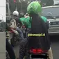 6 Kelakuan Cewek saat Pakai Helm di Jalan Ini Kocak (sumber: Instagram.com/awreceh.id dan Instagram/dramaojol.id)